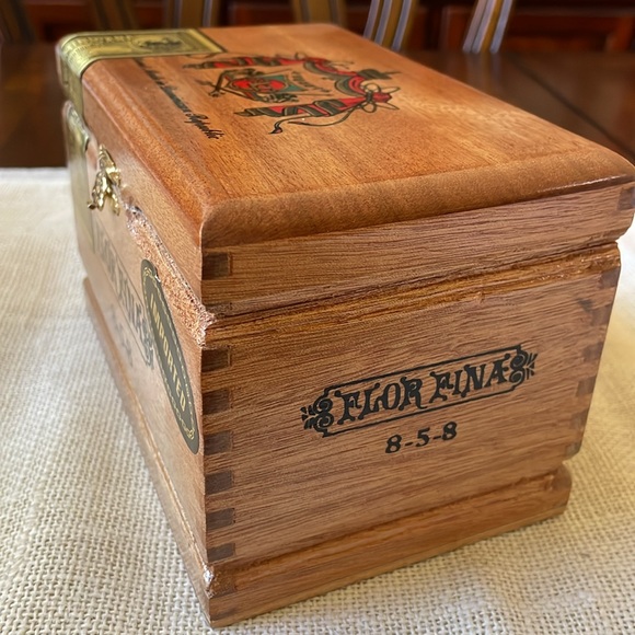ARTURO FUENTE Flor Fina 858 Empty Wood Cigar Box - Picture 3 of 7